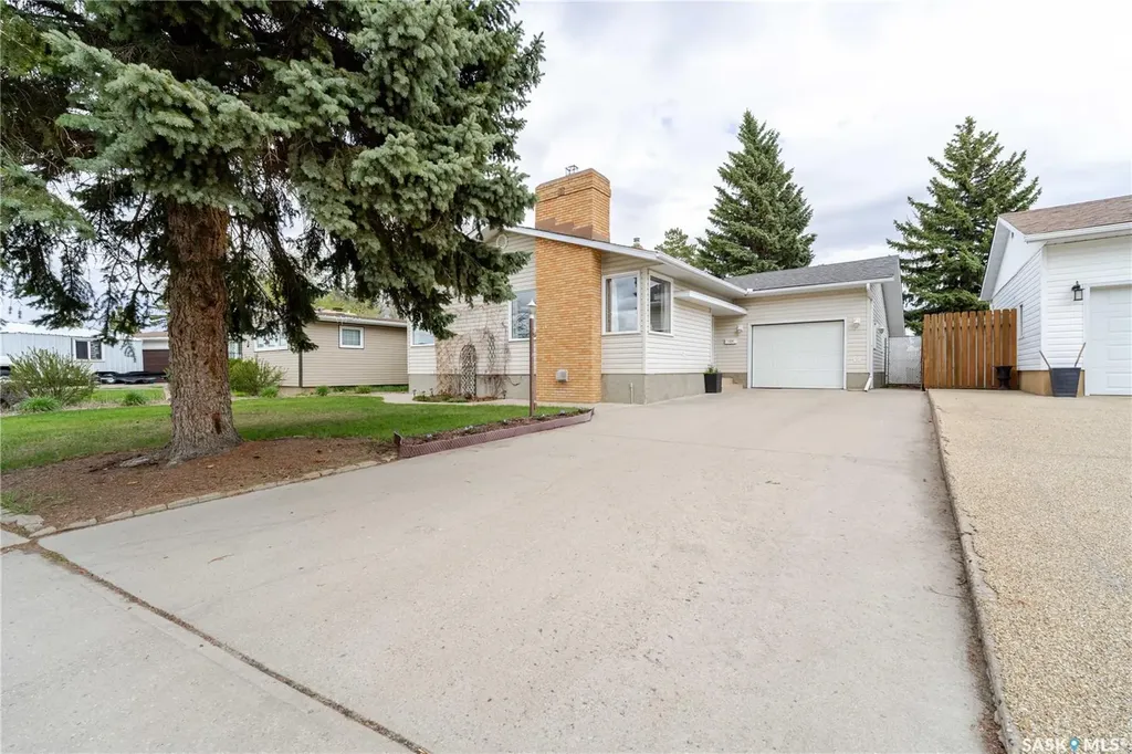 1325 King Crescent Moose Jaw SK S6H 3G3