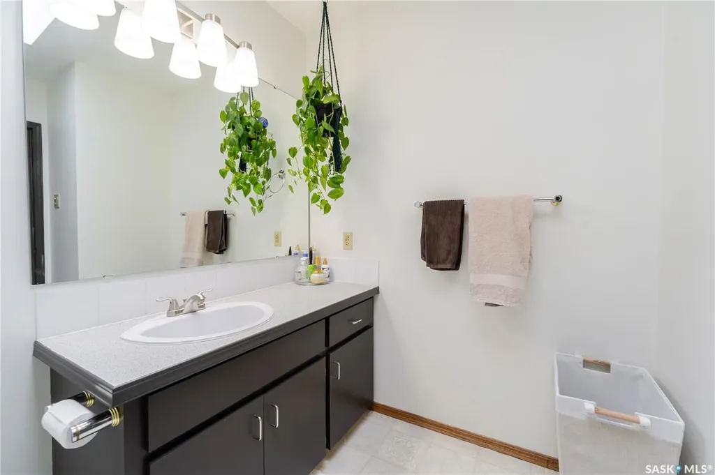1325 King Crescent Moose Jaw SK S6H 3G3