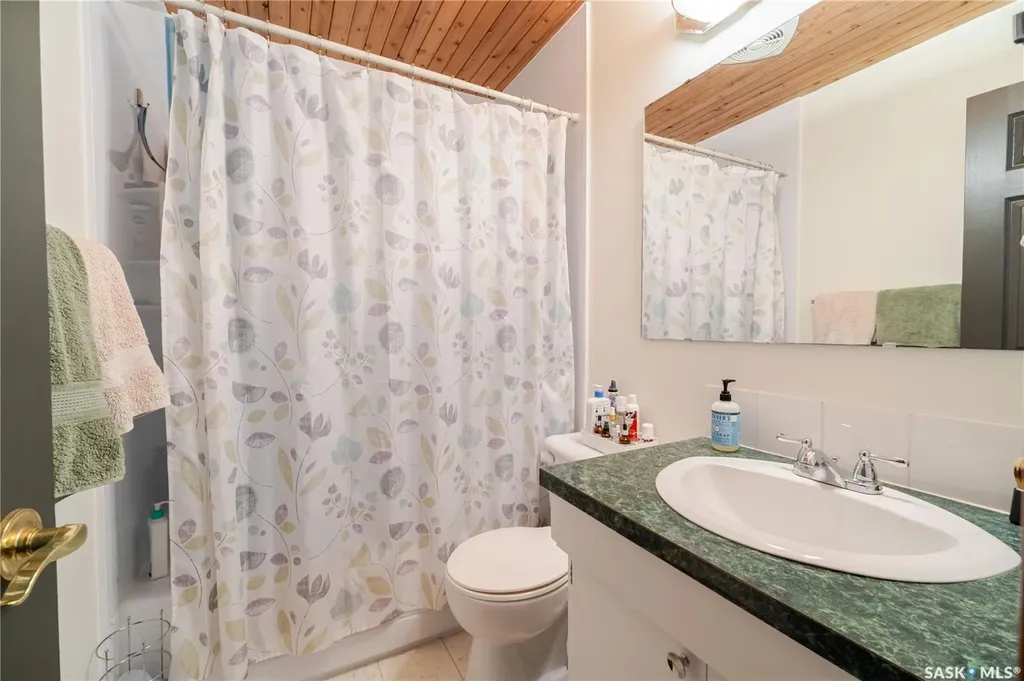1325 King Crescent Moose Jaw SK S6H 3G3