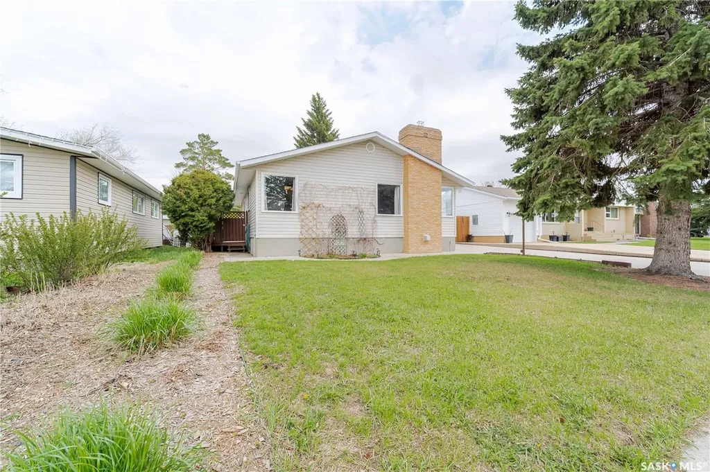 1325 King Crescent Moose Jaw SK S6H 3G3