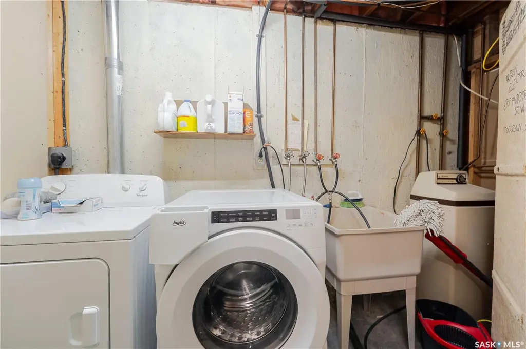 1325 King Crescent Moose Jaw SK S6H 3G3