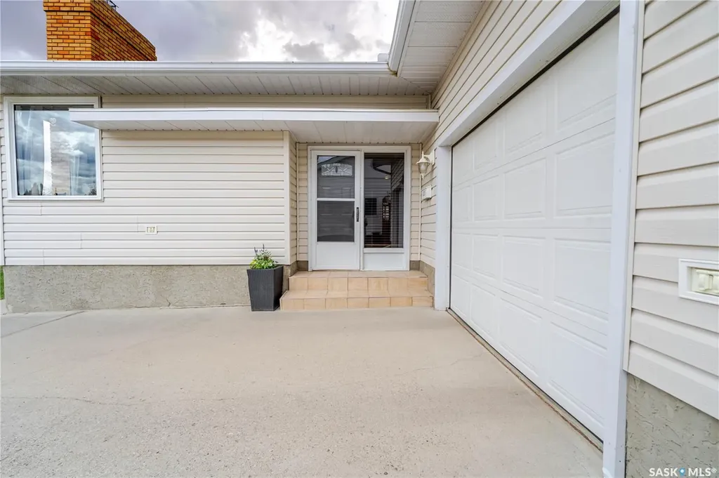 1325 King Crescent Moose Jaw SK S6H 3G3