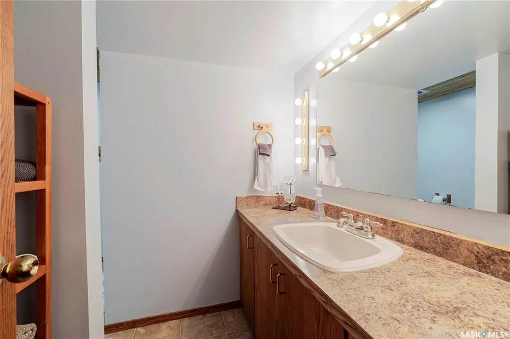 1325 King Crescent Moose Jaw SK S6H 3G3