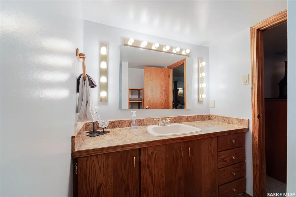 1325 King Crescent Moose Jaw SK S6H 3G3