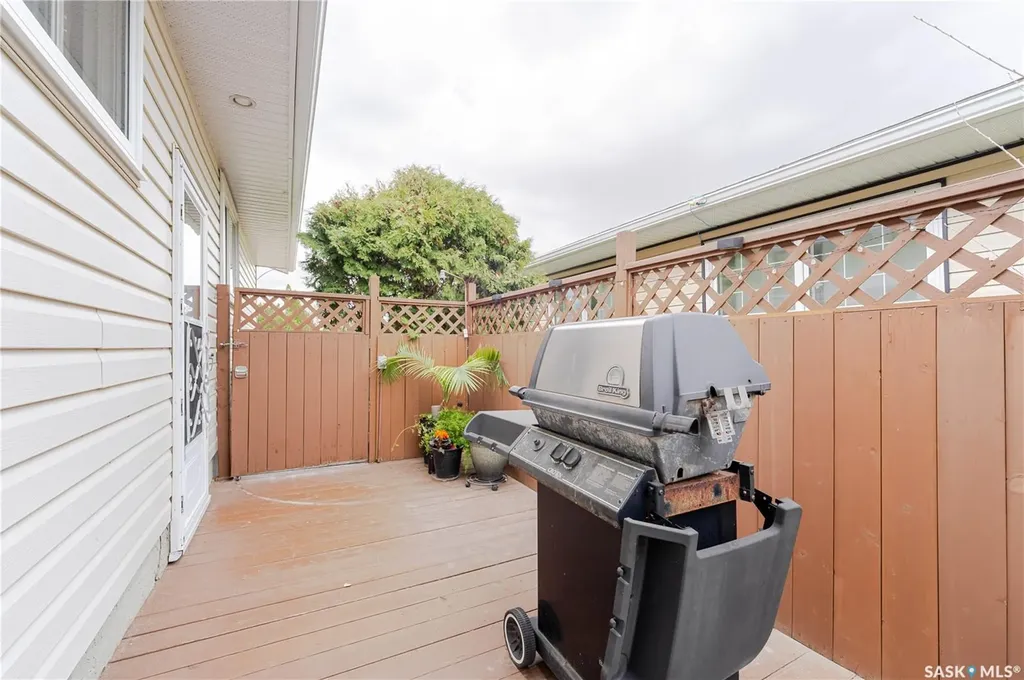 1325 King Crescent Moose Jaw SK S6H 3G3
