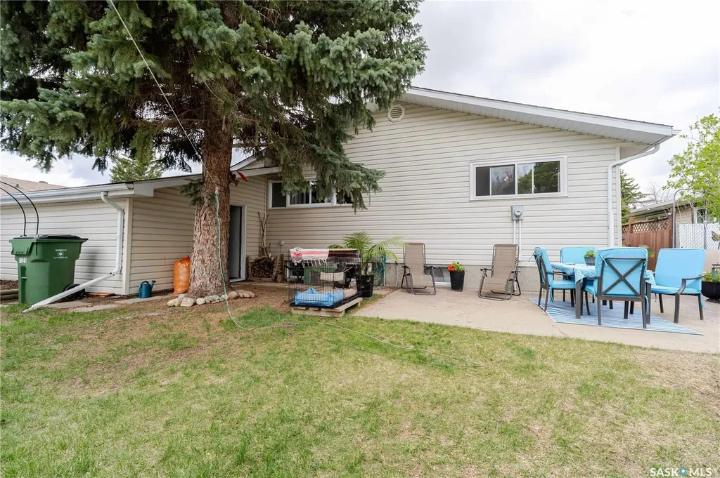 1325 King Crescent Moose Jaw SK S6H 3G3