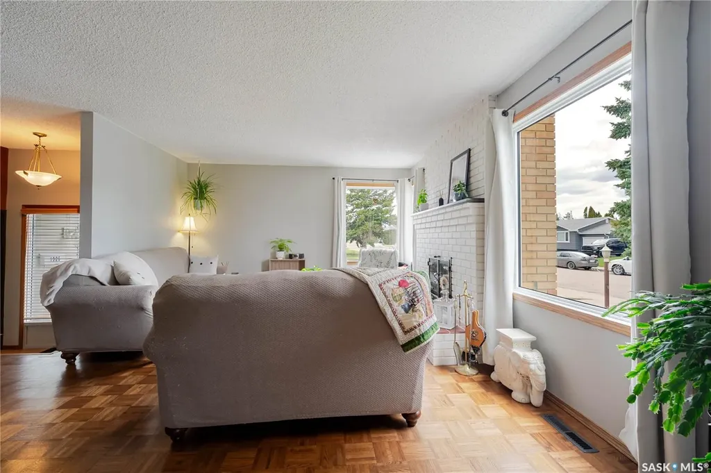 1325 King Crescent Moose Jaw SK S6H 3G3
