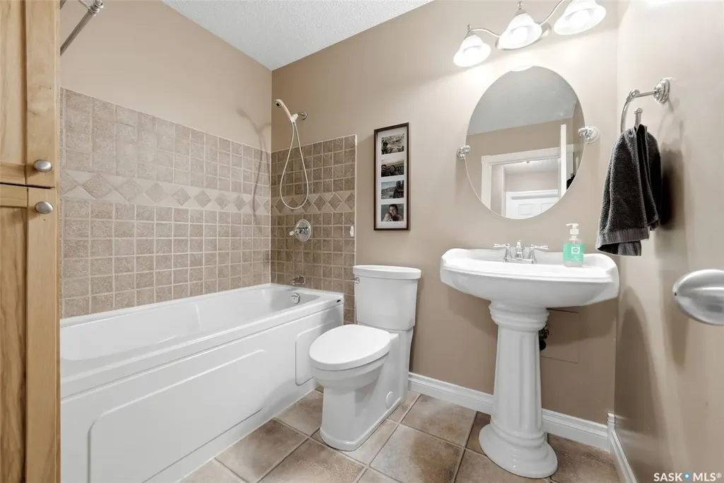 2947 More Crescent E Regina SK S4V 0T6