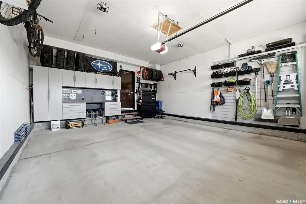 2947 More Crescent E Regina SK S4V 0T6