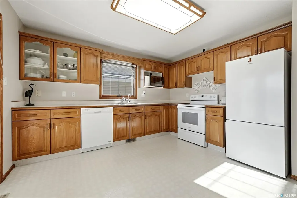 3706 Queens Gate Regina SK S4S 7J1