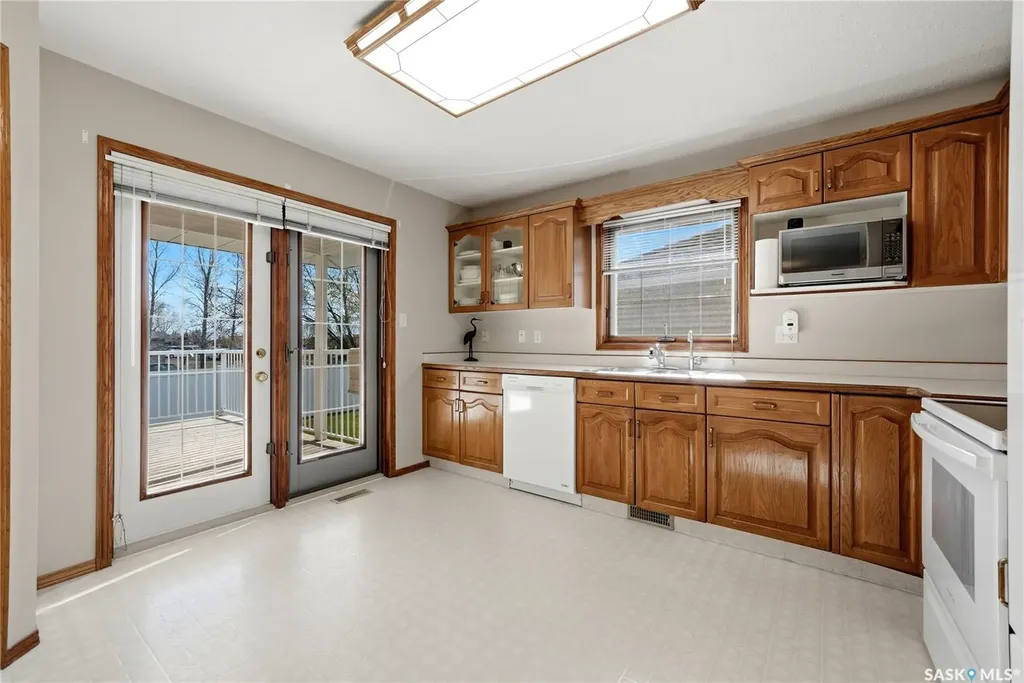 3706 Queens Gate Regina SK S4S 7J1