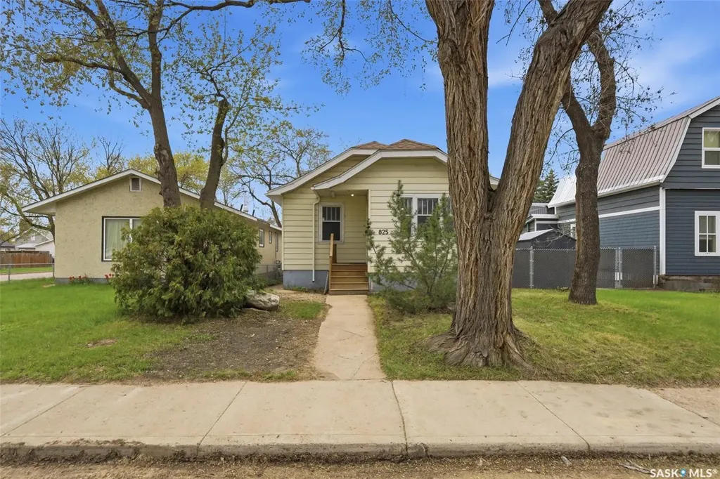 825 L Avenue S Saskatoon SK S7M 2H9