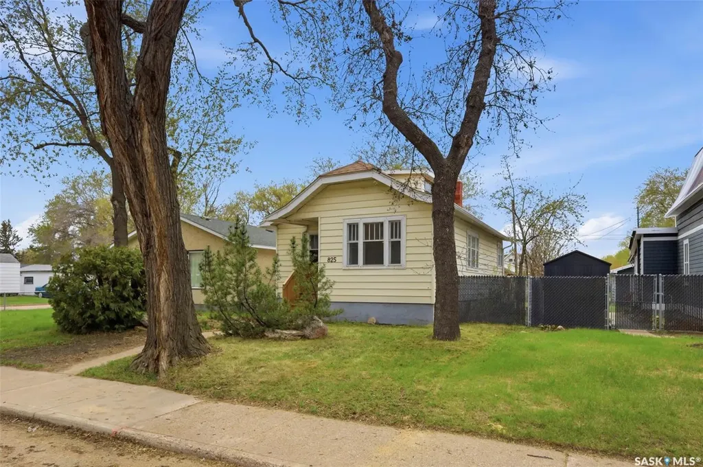 825 L Avenue S Saskatoon SK S7M 2H9