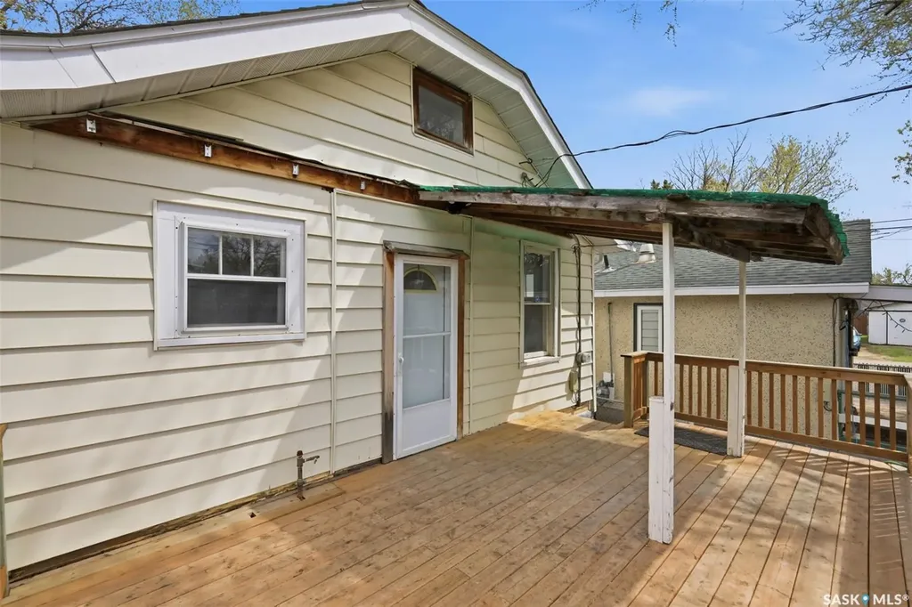 825 L Avenue S Saskatoon SK S7M 2H9