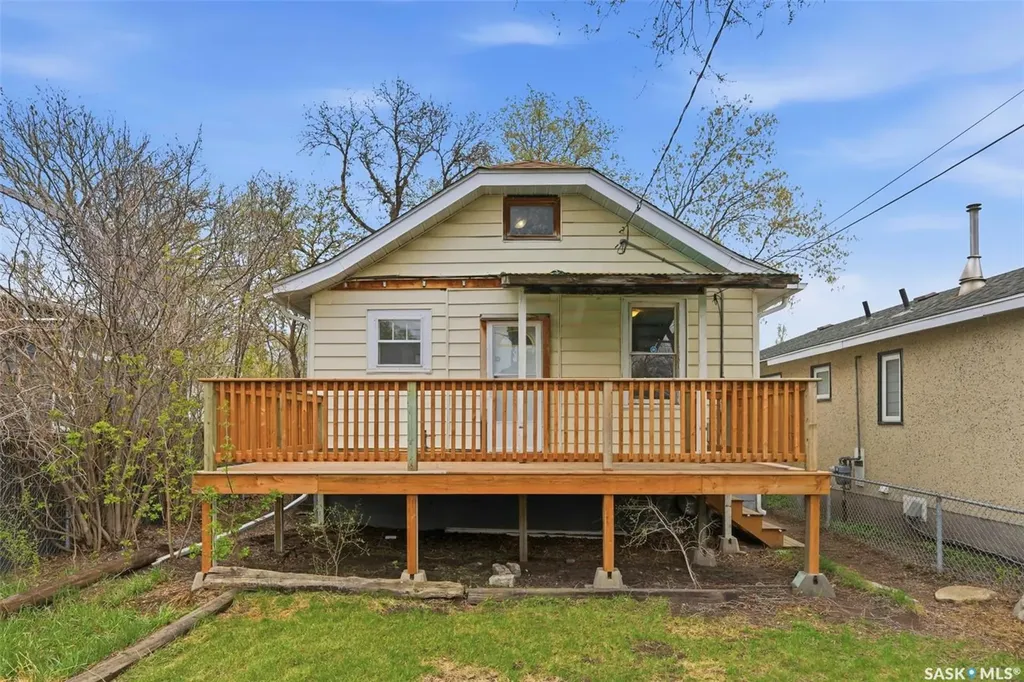 825 L Avenue S Saskatoon SK S7M 2H9