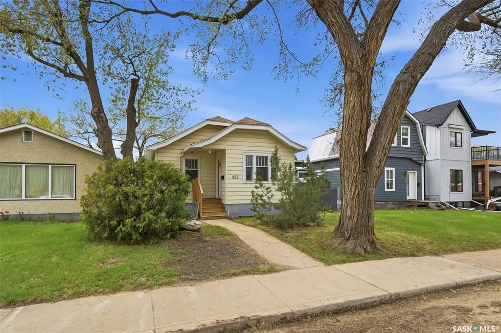825 L Avenue S Saskatoon SK S7M 2H9