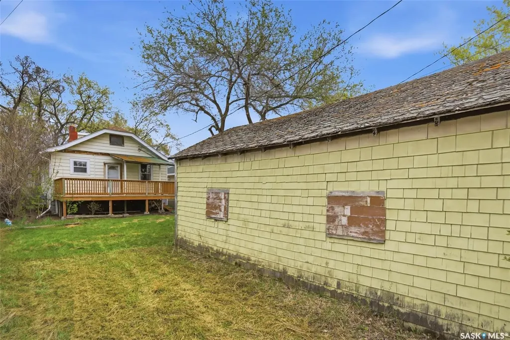 825 L Avenue S Saskatoon SK S7M 2H9