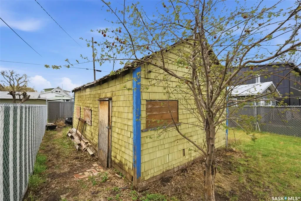 825 L Avenue S Saskatoon SK S7M 2H9