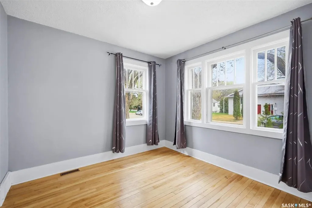 825 L Avenue S Saskatoon SK S7M 2H9