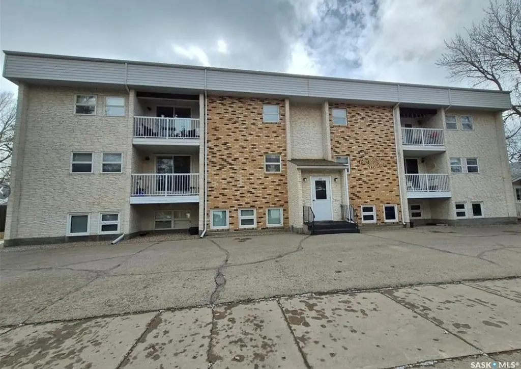 228 3rd Street Weyburn SK S4H 0W6