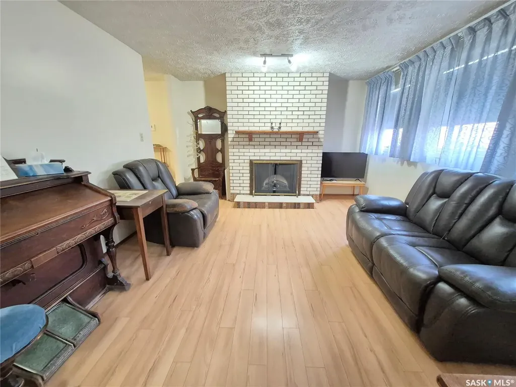 228 3rd Street Weyburn SK S4H 0W6