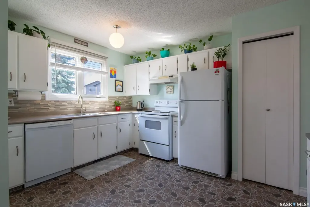 127 Devonshire Crescent Saskatoon SK S7L 5V6