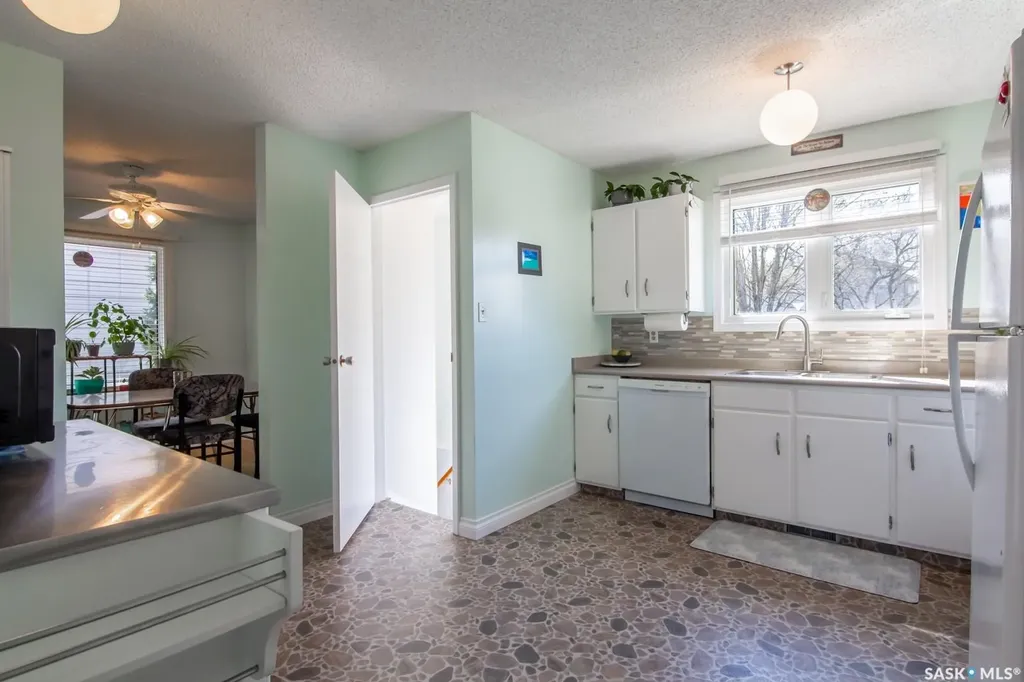 127 Devonshire Crescent Saskatoon SK S7L 5V6