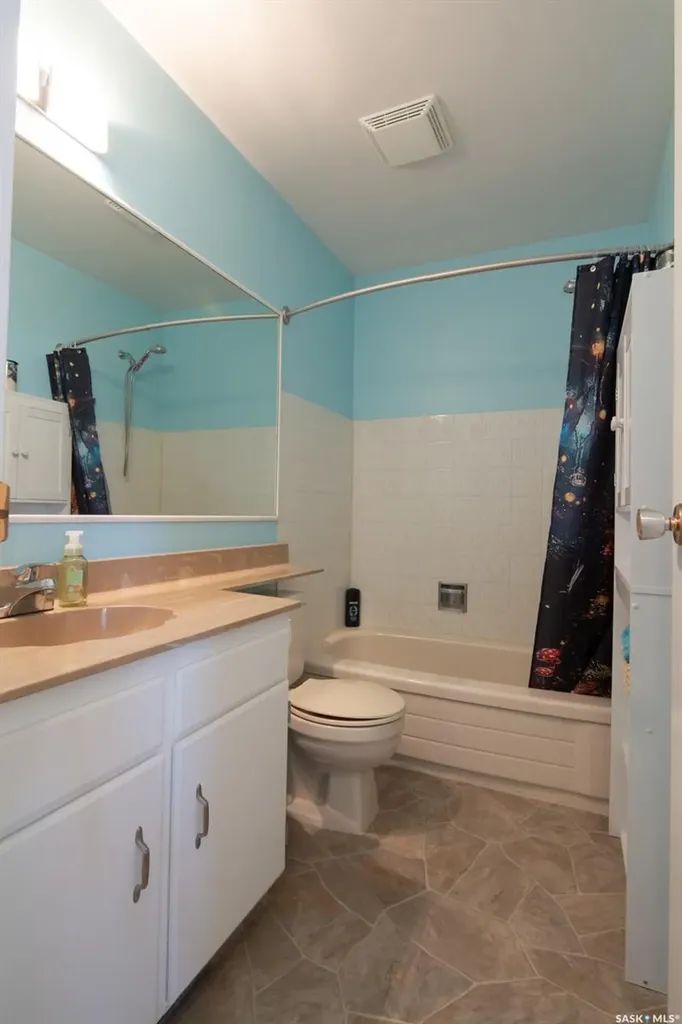 127 Devonshire Crescent Saskatoon SK S7L 5V6