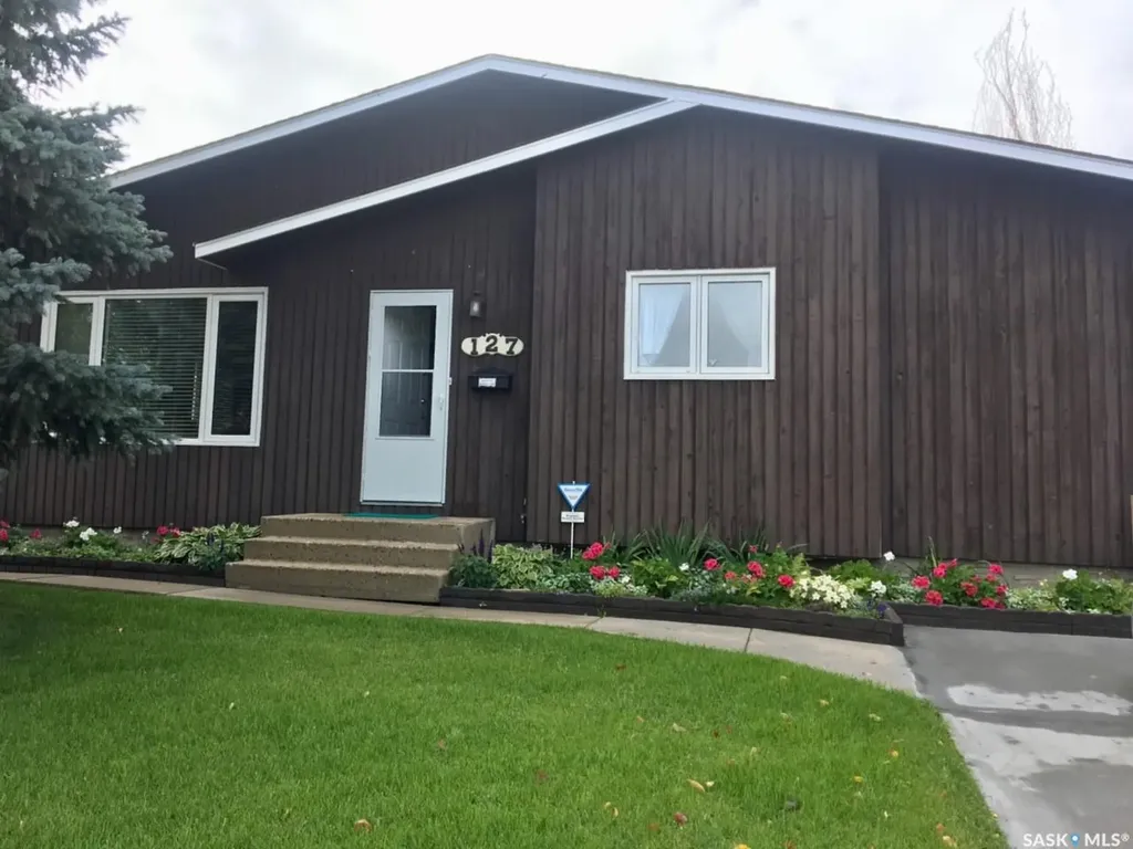 127 Devonshire Crescent Saskatoon SK S7L 5V6