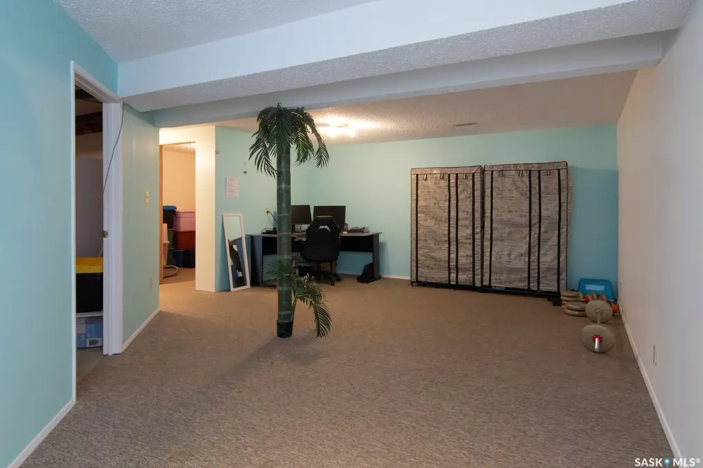 127 Devonshire Crescent Saskatoon SK S7L 5V6