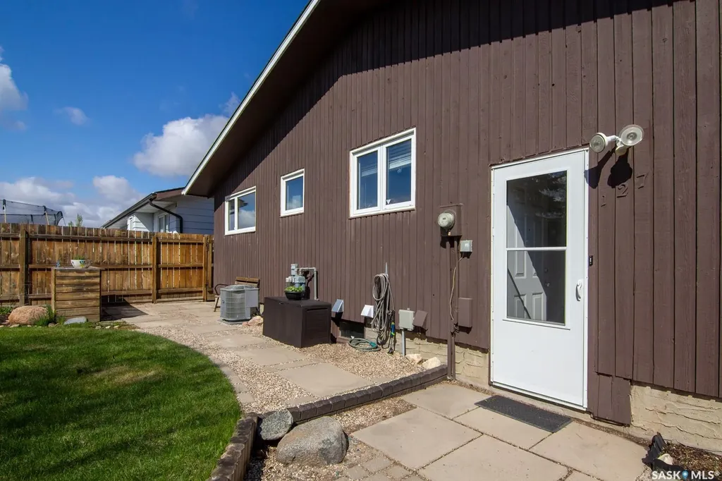 127 Devonshire Crescent Saskatoon SK S7L 5V6
