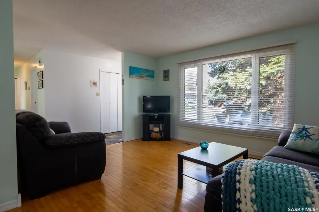 127 Devonshire Crescent Saskatoon SK S7L 5V6