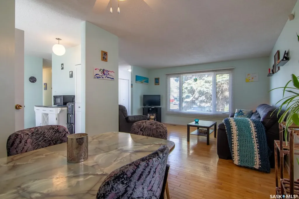 127 Devonshire Crescent Saskatoon SK S7L 5V6