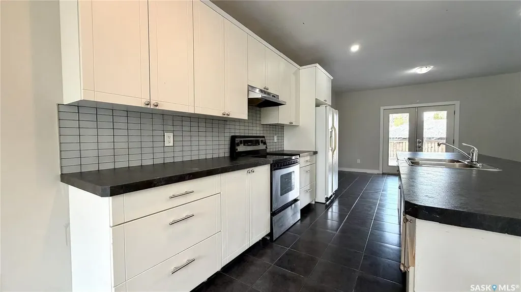419 S Avenue S Saskatoon SK S7M 3A3