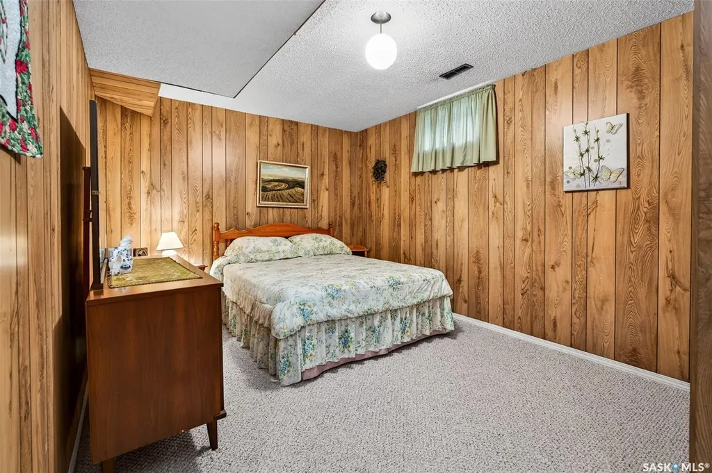 1380 Regal Crescent Moose Jaw SK S6H 7S2