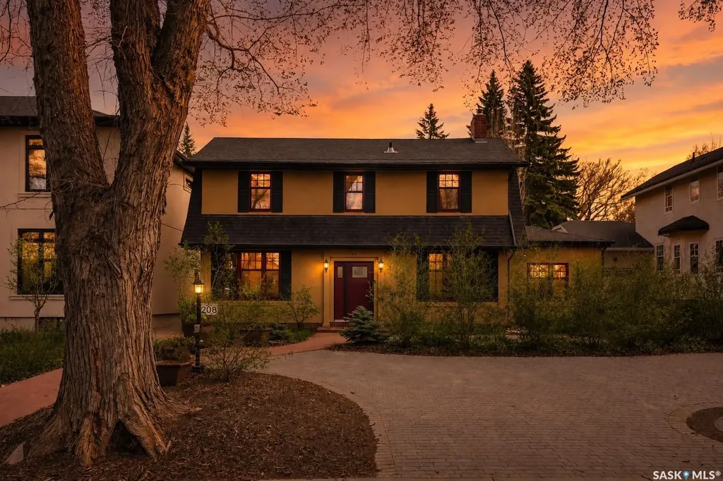 208 Saskatchewan Crescent W Saskatoon SK S7M 0A5