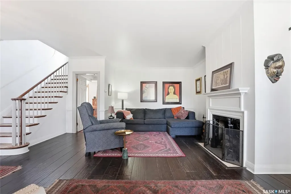 208 Saskatchewan Crescent W Saskatoon SK S7M 0A5