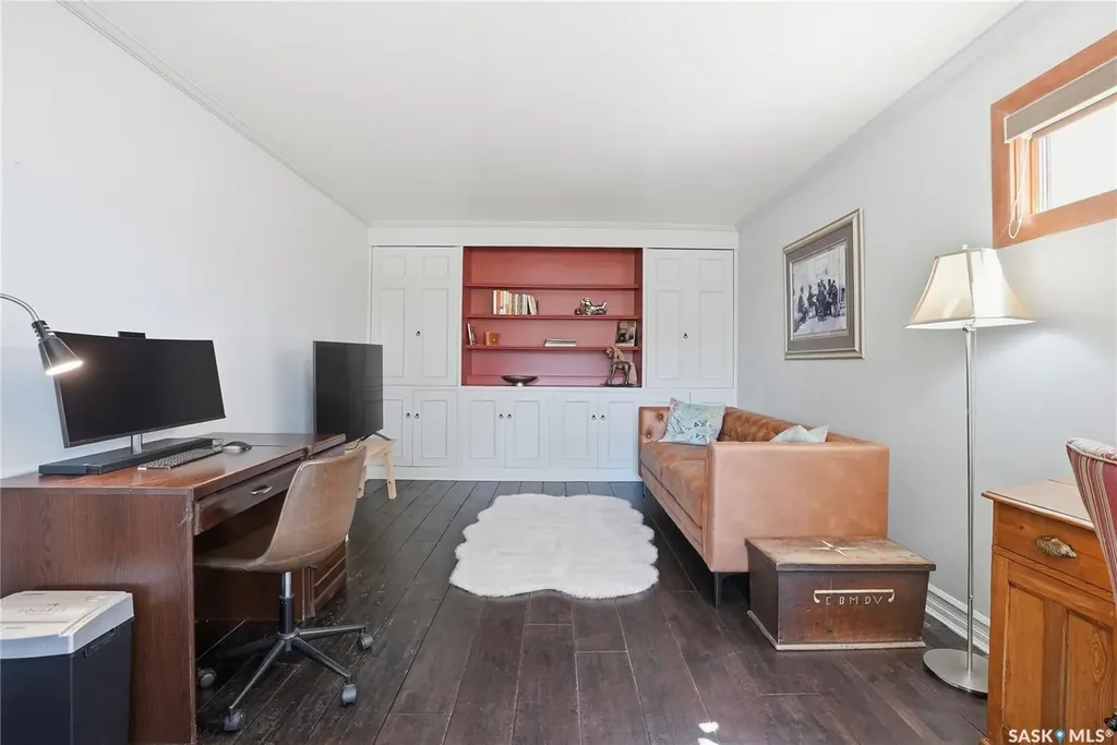 208 Saskatchewan Crescent W Saskatoon SK S7M 0A5