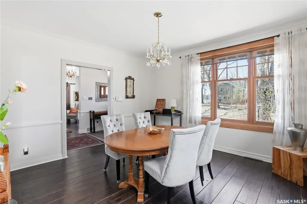 208 Saskatchewan Crescent W Saskatoon SK S7M 0A5