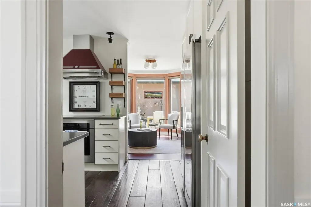 208 Saskatchewan Crescent W Saskatoon SK S7M 0A5