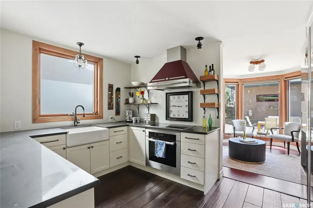 208 Saskatchewan Crescent W Saskatoon SK S7M 0A5