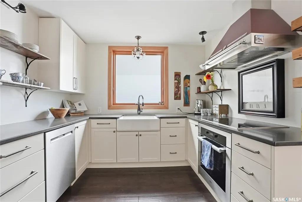 208 Saskatchewan Crescent W Saskatoon SK S7M 0A5