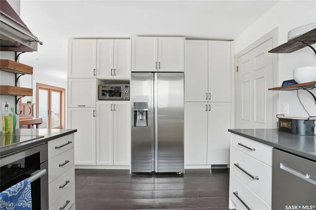 208 Saskatchewan Crescent W Saskatoon SK S7M 0A5