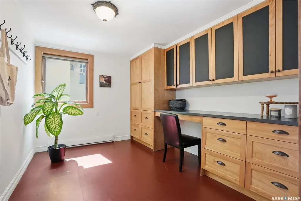 208 Saskatchewan Crescent W Saskatoon SK S7M 0A5