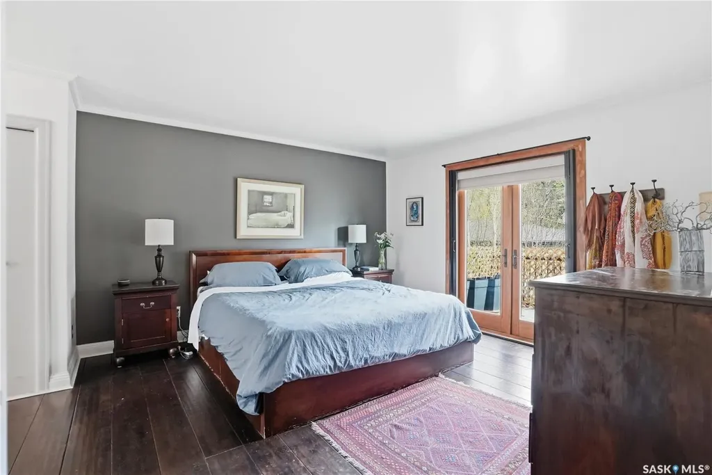 208 Saskatchewan Crescent W Saskatoon SK S7M 0A5