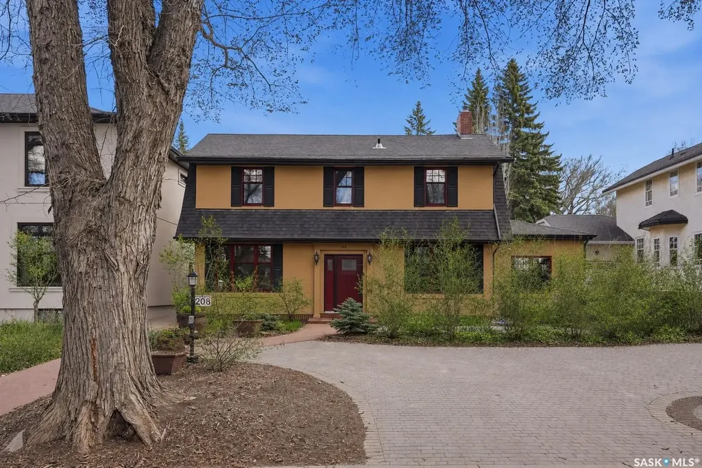 208 Saskatchewan Crescent W Saskatoon SK S7M 0A5