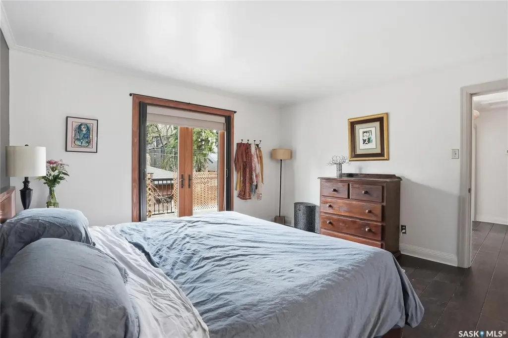 208 Saskatchewan Crescent W Saskatoon SK S7M 0A5