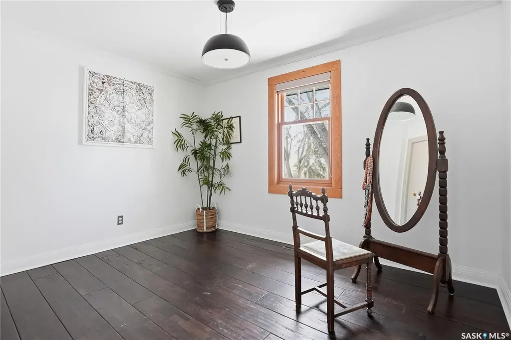 208 Saskatchewan Crescent W Saskatoon SK S7M 0A5