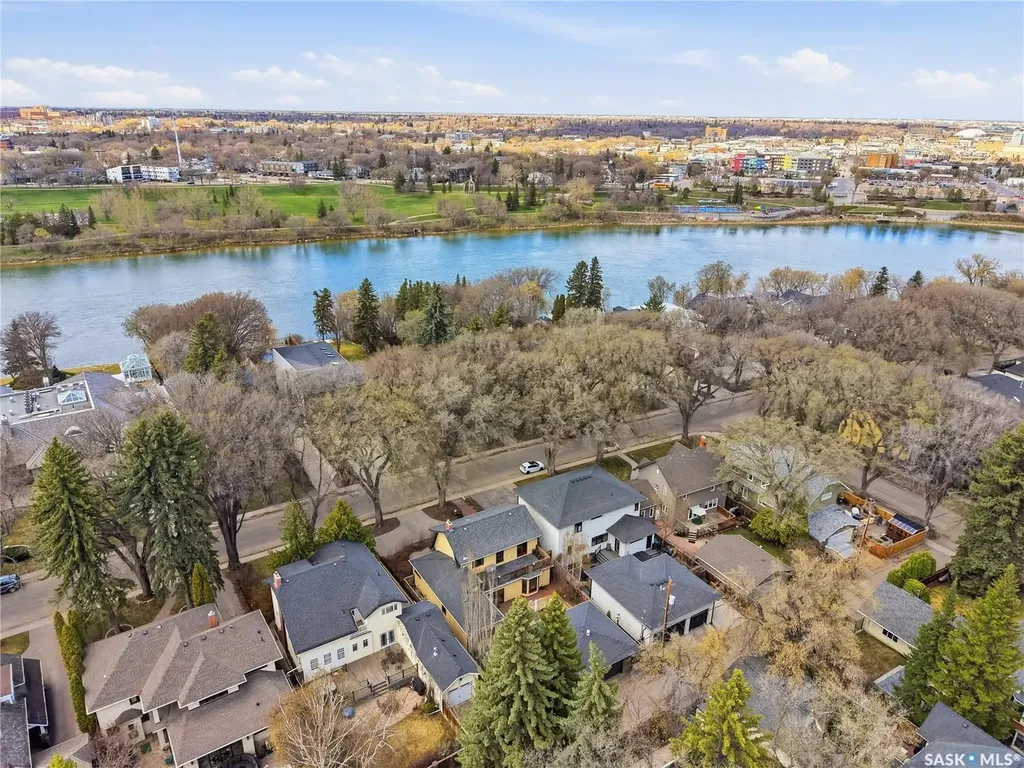208 Saskatchewan Crescent W Saskatoon SK S7M 0A5