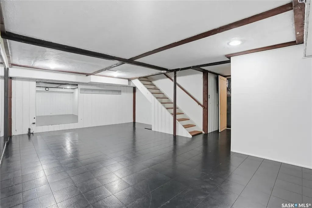 208 Saskatchewan Crescent W Saskatoon SK S7M 0A5